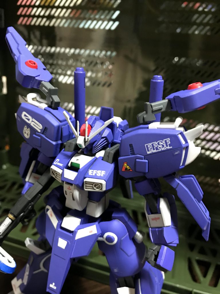 非可変機という妄想なので、インコムユニットを肩に搭載しました。