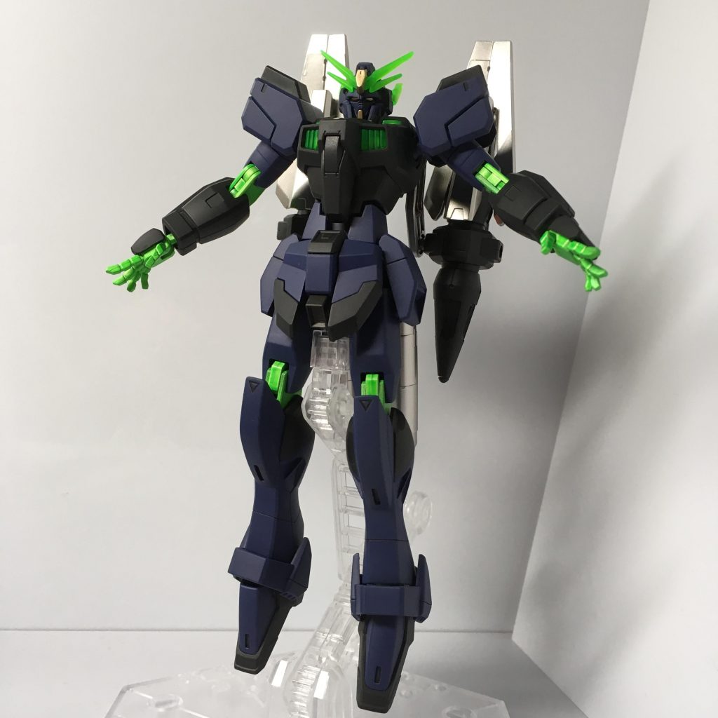 なんかヤバイオーラ漂うガンダム作りたいな...という思いつきからできてしまったガンプラです。こういう中二病チックなのもいいよね!