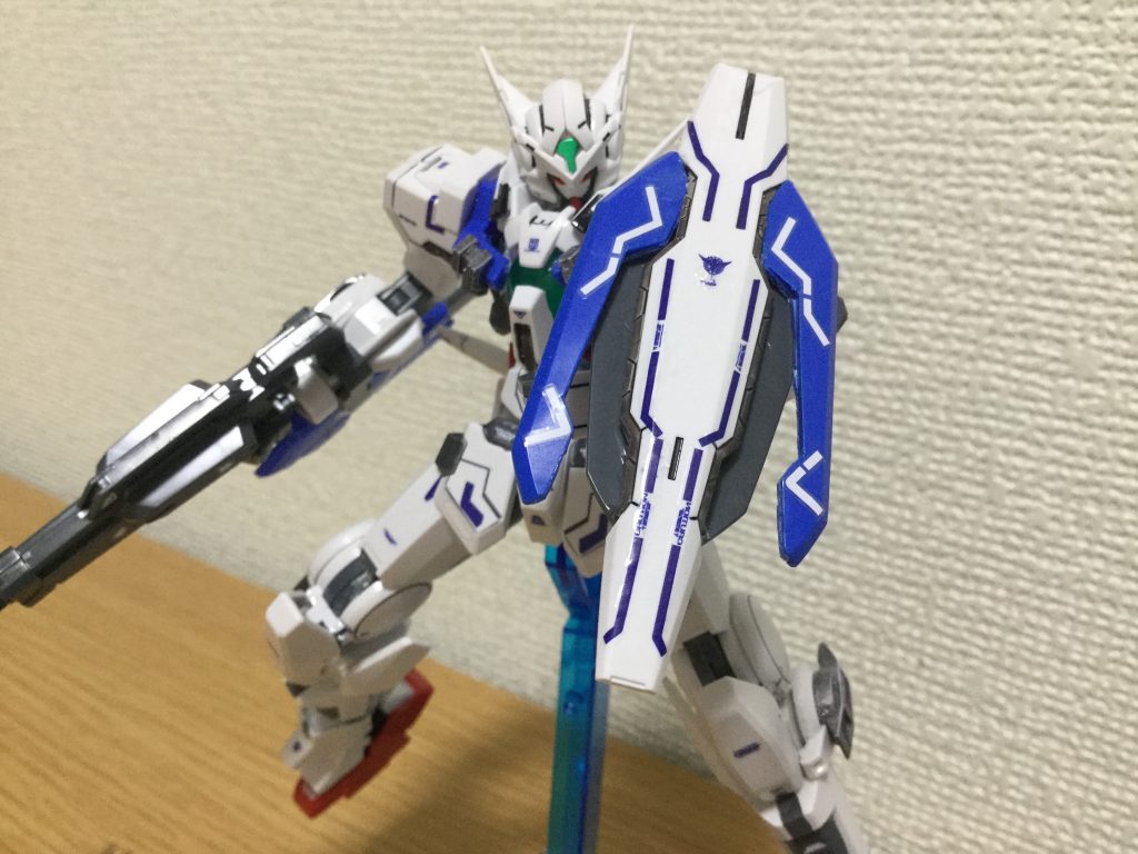 GNシールド
1番加工に時間がかかりました。
エクシアのシールドに
アストレアのシールドの白いパーツを接着
エクシアのシールドの両端の青い部分を切り取り、開閉する際にぶつかる所を削り白パーツもぶつかる所を削除