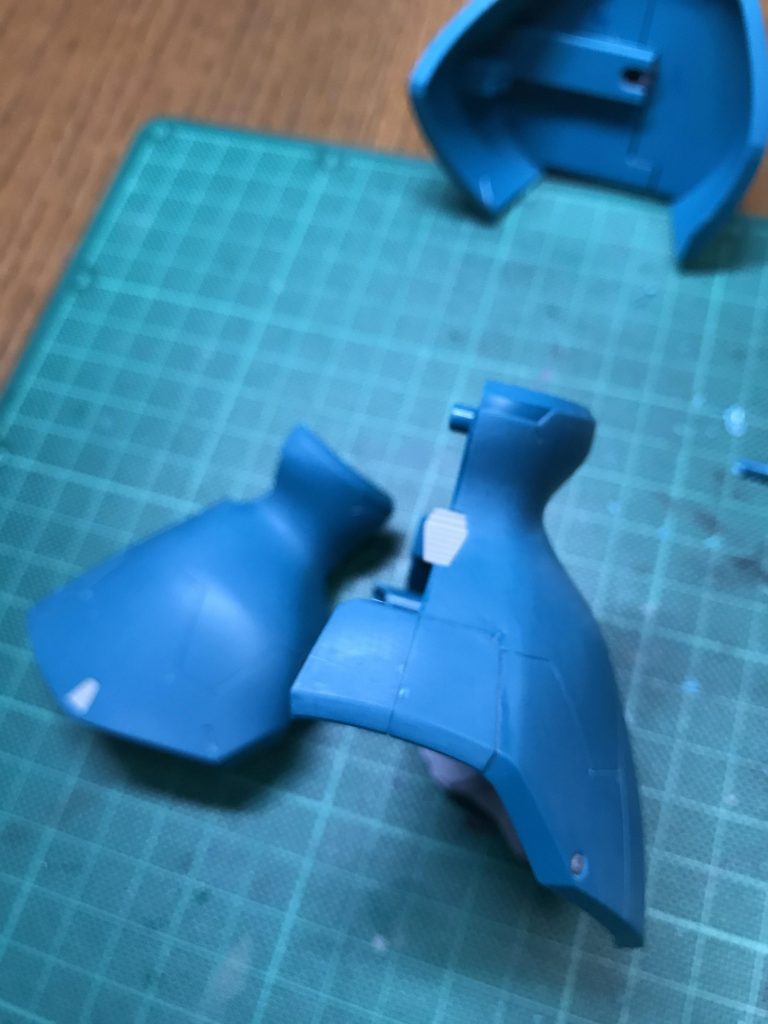 ふくらはぎは、合わせ目が出ないように分割線を変更しました。