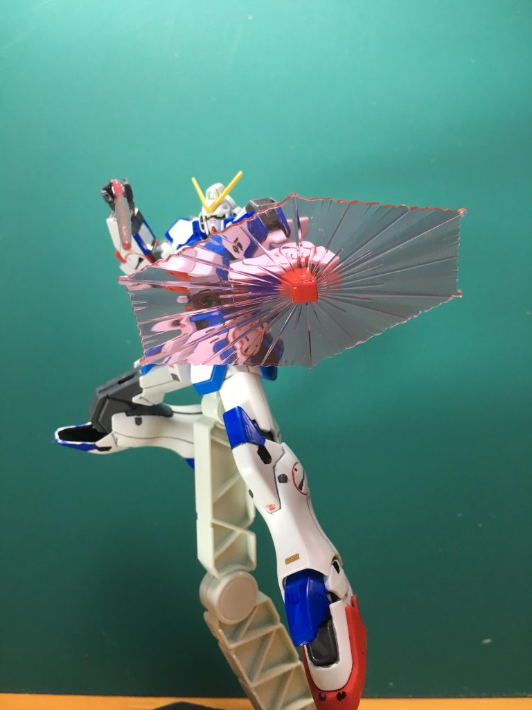 　Vは意外と合わせ目がありますが、頭部と胴体の側面、前腕は合わせ目を段落ち処理しています。バルカンも0.4mmピンバイスで開口。