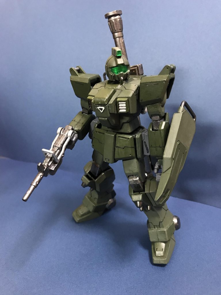 陸ジム用の武器も付属します。
100mmマシンガン,シールドを装備、
背中にバズーカを担いでいます。