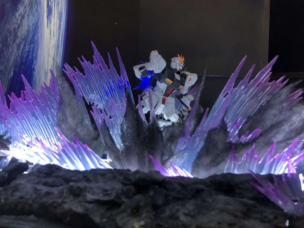 ジオラマ作りましたが完成が近づくにつれて「イソギンチャクに捕食されるνガンダム」にしか見えなかったので煙を急遽追加、他にも写真撮りましたが背景が見切れてたりして、この写真ではバーニアも青LEDで光らせてたはずがメインの写真では消えてたり、色々酷いですが撮り直す力がもうないです