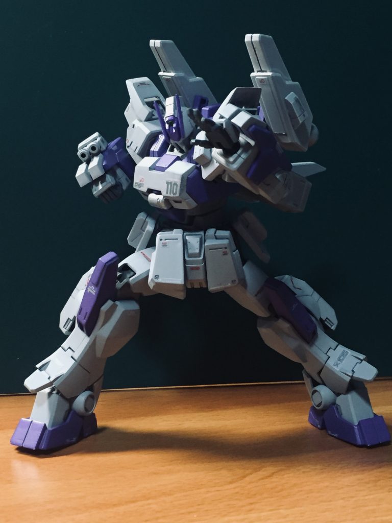 でも格闘は強いんですよ。
右腕に装備したビームサーベルを相手の機体に拳が当たった瞬間に最大出力でON。ビームではなく拳を撃つ機体です…よく右腕が焦げるけど。