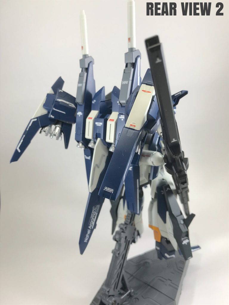 リアビュー その2
見辛いかもしれませんが、テール
バインダーに『ネールアーガマ
ロンド・ベル隊』のデカールを
貼っております。
当機はリガズィのカスタム機的な
存在ですので、同隊所属機でも
違和感は無い？と思いますが…