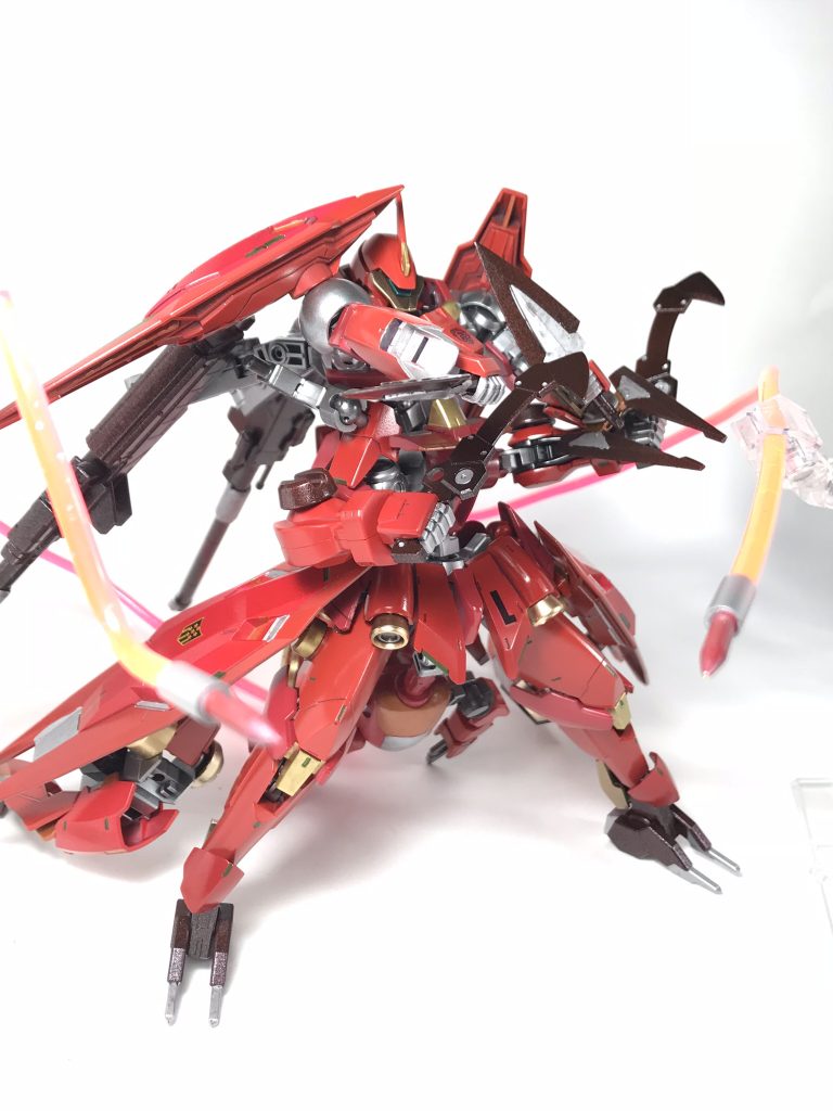 また近接格闘戦が多く想定される為、腰部付近には4本の*アサルトナイフを装備*。見た目と裏腹に高い切れ味を示す。