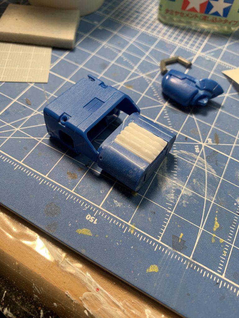 バックパックが寂しかったのでシイタケ栽培に挑戦。
とは言ってもL字プラ棒を接着しただけ。