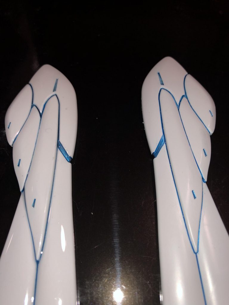 本当は最初、こんなでした。。
スミ入れに、ガンダムマーカーの
メタブルーを入れただけだったのに…