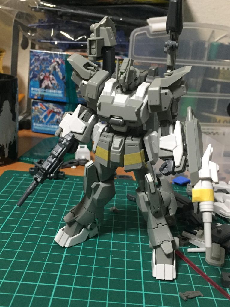 支援機を作ってたつもりが主役機になった…。
肩とフロントアーマー部分は、あるサイトの改造例を参考にしました。ちなみに陸戦のパーツは0、SR以外で使ったのはBD3号機のサイドアーマーぐらいです。
(ごめん陸戦)