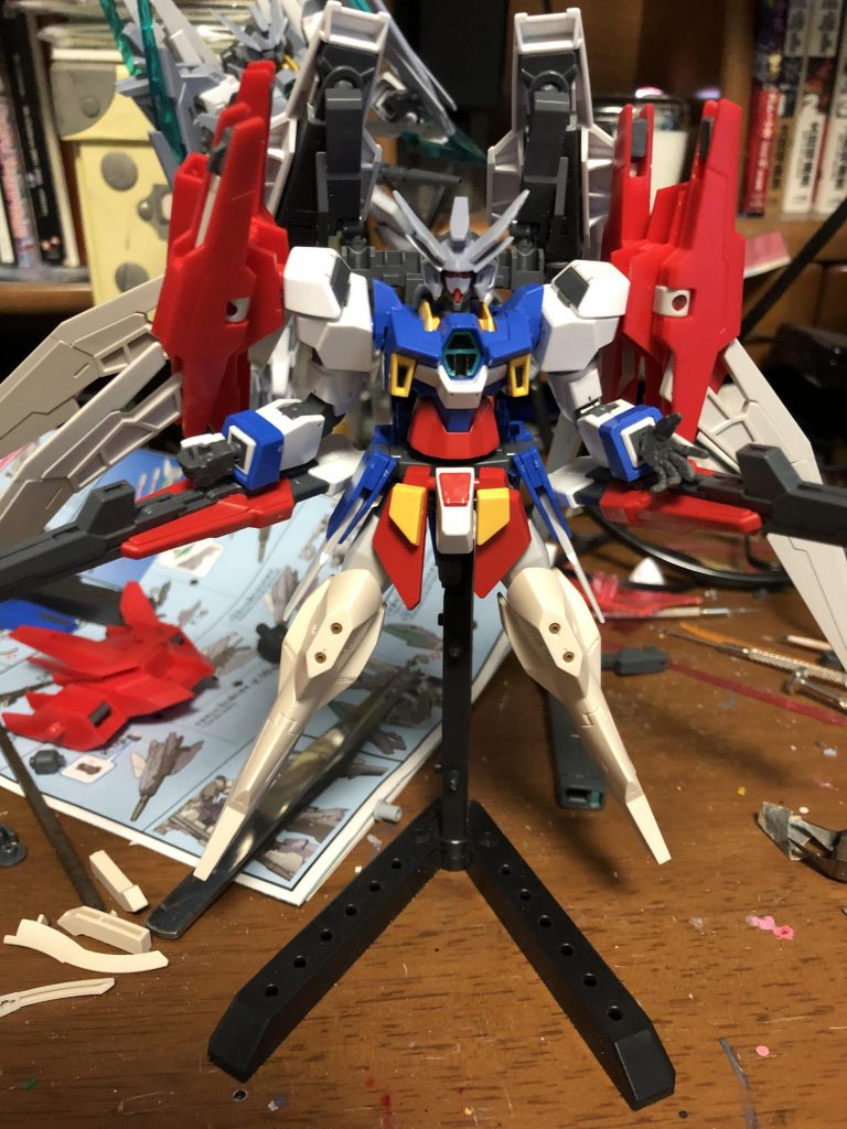 ミキシングの様子はこんな感じ
マグナムSVの余剰パーツがどう見ても僕にAGE-2の改造をしろと言っていたのでなんとなくミキシングしました。
基本的にマグナムを参考にしているため胴体はいじってません。
腕はAGE-3のものに置換し、3ミリにダブルバレットを接続。
わかりにくいですが腿と足関節はインパルスのものを使いエルフ・ブルックと接続。
フロントアーマーはデルタガンダムのもの。
頭部はSVの羽飾りともみあげをカット。羽飾りは再利用して4本ツノにしてます。