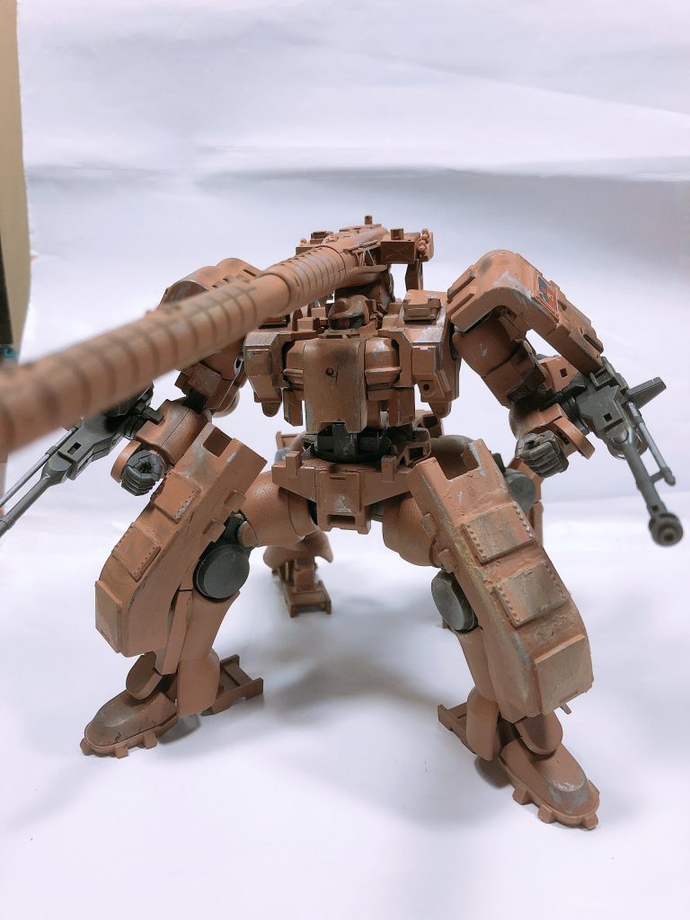 大口径砲を搭載しているのでそれに対応できるように四本脚に