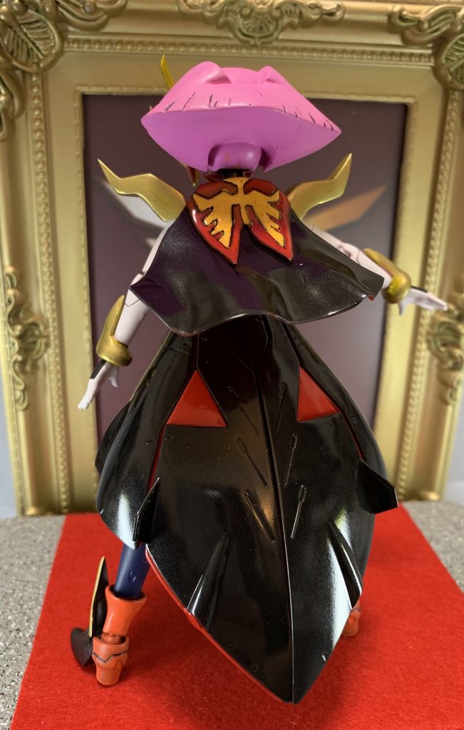 バックショット
マントも彫り込みに苦労しました。
リアスカートは本来短いのですが、サラから作ったンだよー、というのも残しておきたかったので、そのままに採用しました。