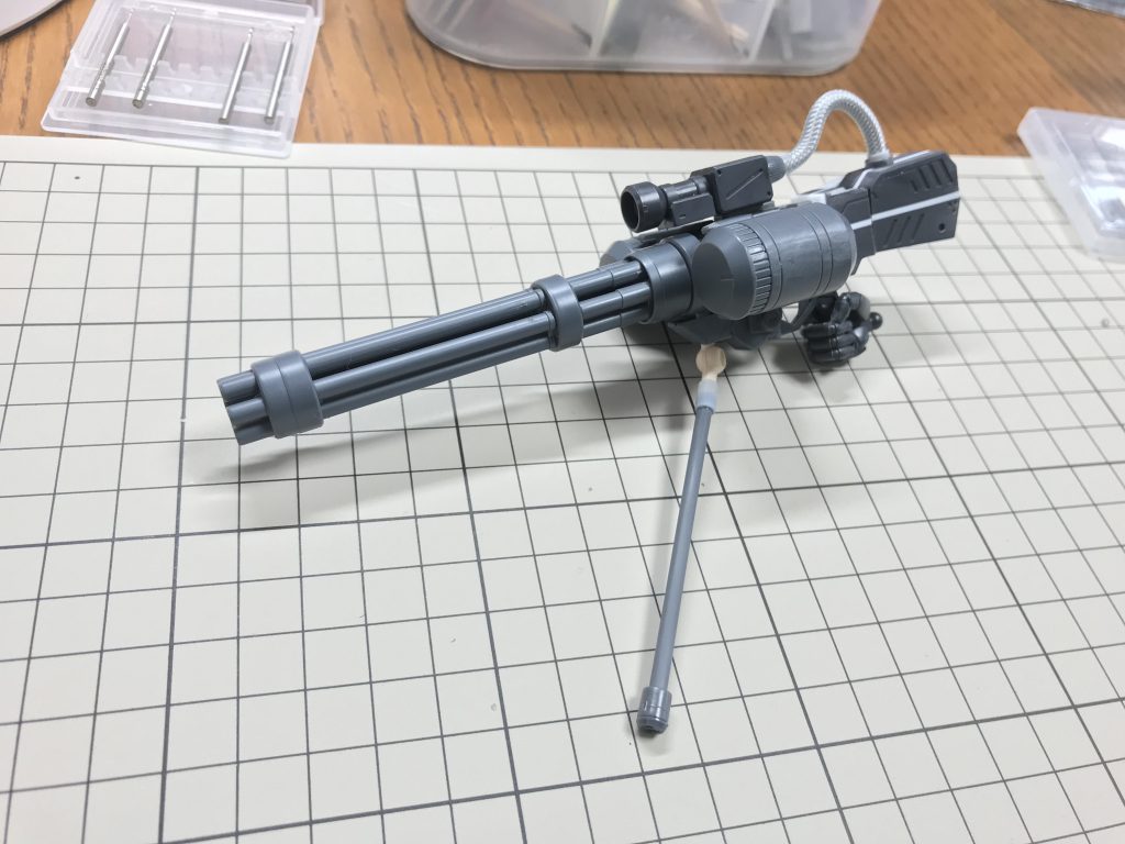 武器はビームガトリングをビルダーズウェポンで作りました。持ち手が握り拳しか無いので、指を改造してトリガーにかけているようにしました。