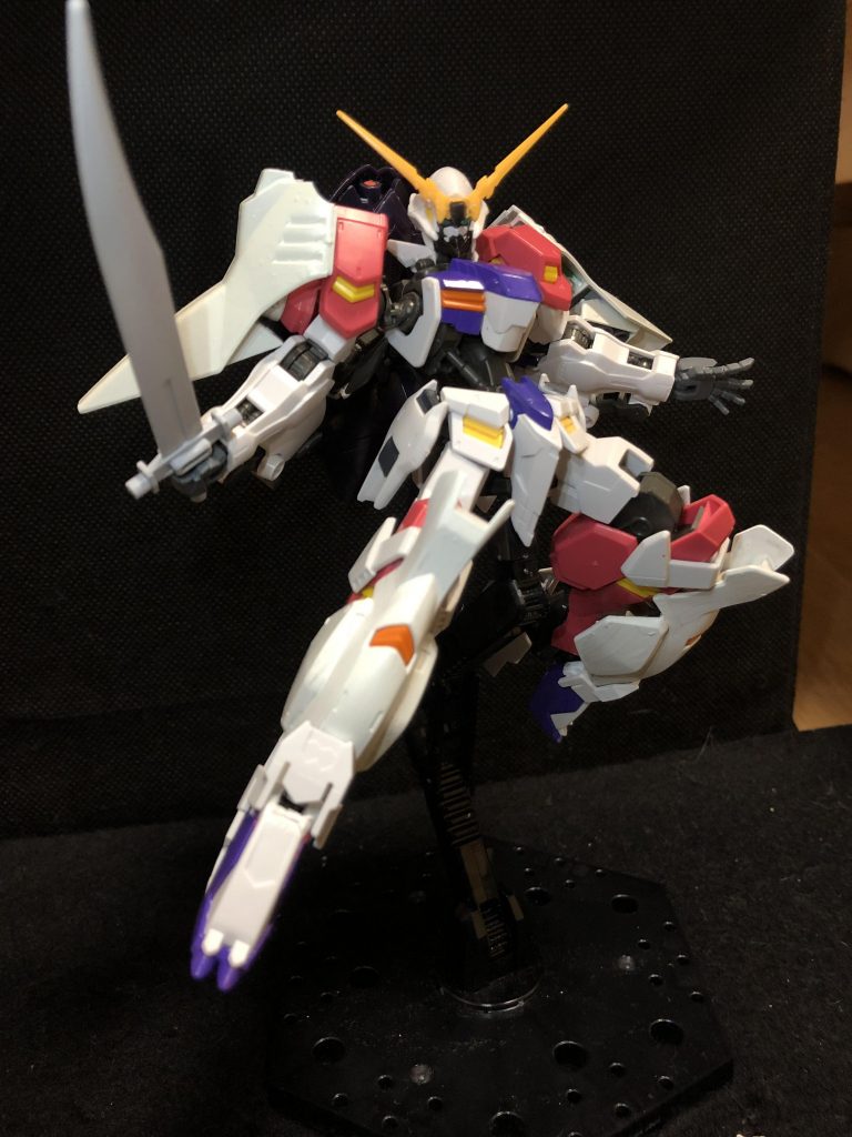 武装はサーベルのみ。
しかし、これらはこのモビルスーツの本質ではない。パイロットのタガが外れた時、その姿を現す。
パイロットはギャラルホルンの最有力者になるため、水面下で海賊と違法取引をしており、その目的達成のためにはいかなる犠牲も非道も厭わない。それゆえ、近頃通信が途絶えた宇宙海賊の様子を探りに来たところでガンダムシャックスと遭遇。シャックスのパイロットに本質を見抜かれ、「目的達成を邪魔するもの」とみなし、襲いかかった。