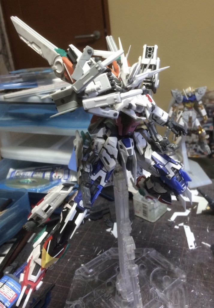 塗装する前はいろいろとポーズを取らせて遊んでました。