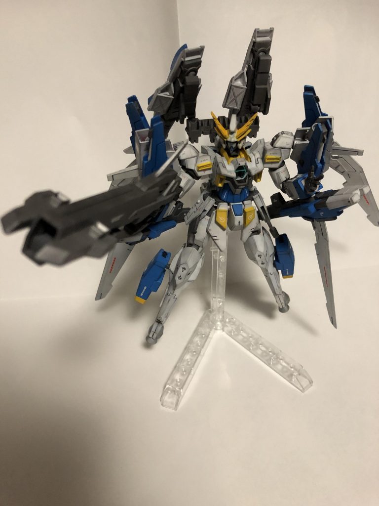 基本的に手持ち武器はシグマシスランチャーを装備する。シグマシスライフルの改造武器で威力は充分だが取り回しが悪いらしく、もっぱら変形時の機首として扱われる。
ダブルバレットのドッズライフルも手持ちできるが、あまり手持ちする意味がないためほぼ使われない。
ビームサーベルを発振する時のみである。