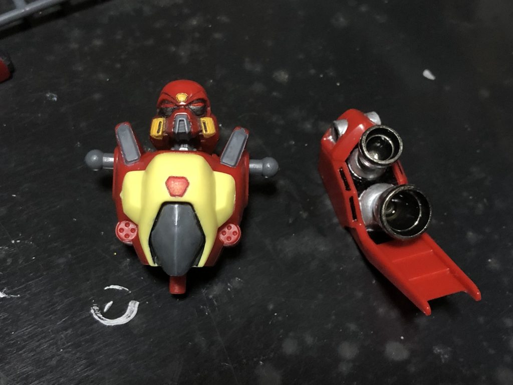 シールになっていた部分は全部部分塗装してます。
前回のV2アサルトバスターで部分塗装するのに苦労しましたが、顔部分の塗装に今回購入した面相筆が役に立ってくれました。