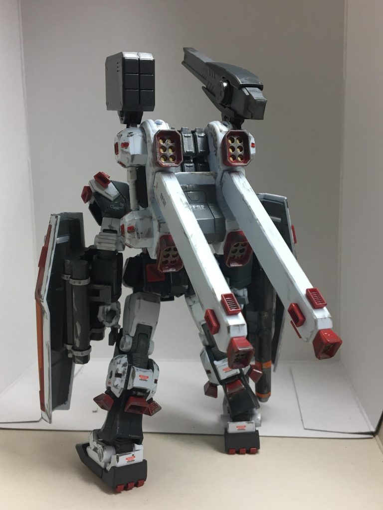 後
バックパック部のバーニアの穴の中もガンダムマーカー ゴールドを竹串を使って塗装、その上からウェザリングしています。
バックパック部のグレーの部分も塗り分けしました!
各部のデカールは全て水転写デカールを使用しています(´ω`)