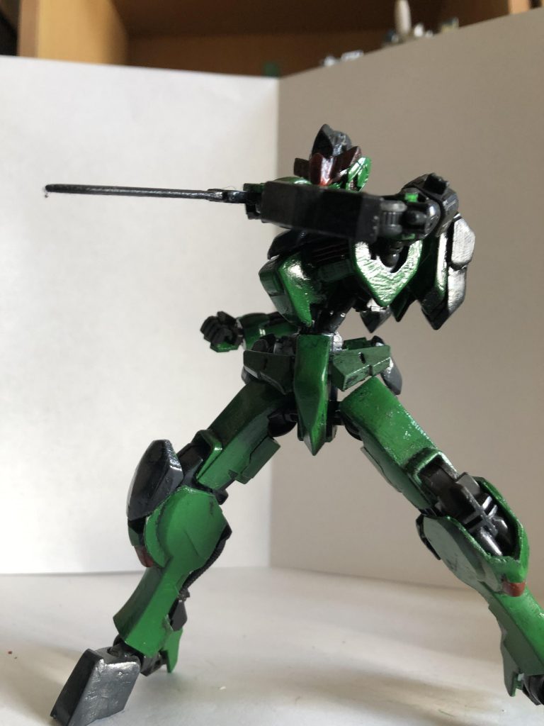 過去に作った作品を投稿してみました!
ベースはバルバトス第一形態です。
アシンメトリーな感じになっています!
多分これは改造したパーツの形状を揃えられなくてこうなったんだと思いますw