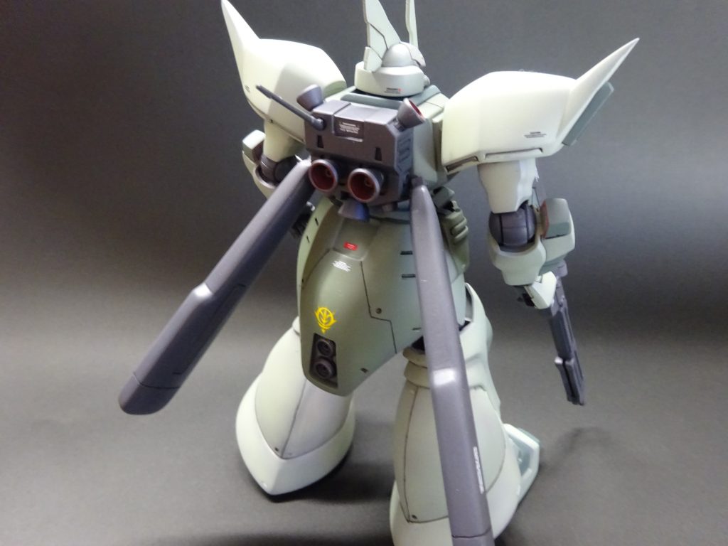 腰のスラスターの部品をなくしてしまったので、コトブキヤのパーツを裏からはめてディティールにしてごまかしました。(^^;