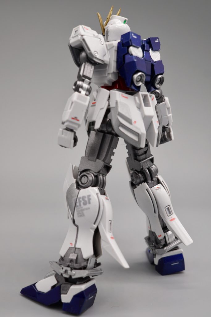 初めてナラティブガンダムの設定画を見た時は「何だコレは!」とあまり好意的な印象を抱かなかったんだけど、動くナラティブを見るうちに段々カッコ良く見えてきて、このガンプラを作り上げるとナラティブの格好良さにメロメロ(←死語?)。今ではマーク2、Z、νガンダム、ユニコーンと並ぶ大好きなガンダムの一つになりました。