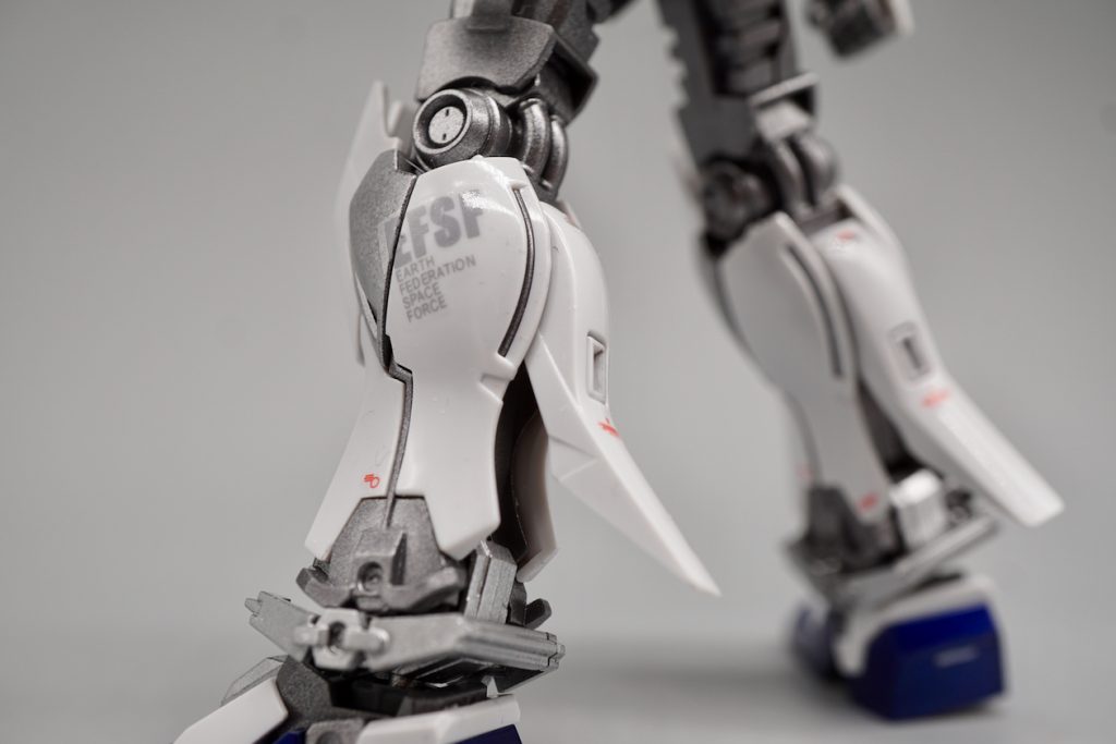 A装備同様、ナラティブガンダム本体も斜めに貼った脚のデカールがお気に入り。