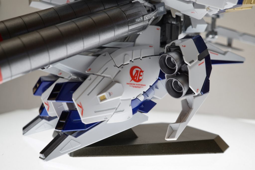 今回の一番のお気に入りポイントは両脚の追加ブースターに貼ったアナハイムエレクトロニクスとEFSFのロゴ。パネルラインに合わせて斜めに貼ったらディスプレイ時に予期せずとても良い具合に水平にロゴが見えたのがとても嬉しかったです。