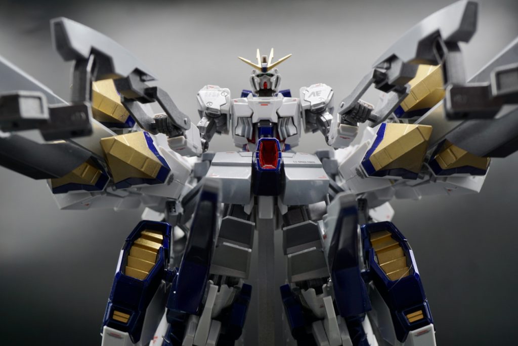 HGの箱絵風に黄色いパーツは金色に塗装。各部に貼ったデカールの殆どはMGフルアーマーガンダムのデカールシールを流用。白い本体部分は成型色、シルバー下地のパールホワイト&ピュアーホワイトで塗装してみたけど写真ではあまりその差はないように見えて残念。