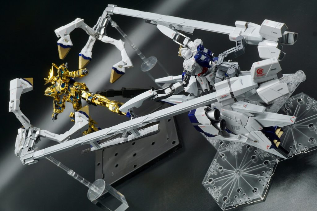 A装備が完成したら是非再現してみたかったフェネクス捕獲シーン。良い感じに撮影出来て大満足。
かなりのボリュームのHGだったけど、本体もA装備もとても楽しくテンポ良く組む事が出来ました。
これから発売となるB装備、C装備に換装するのも楽しみです!