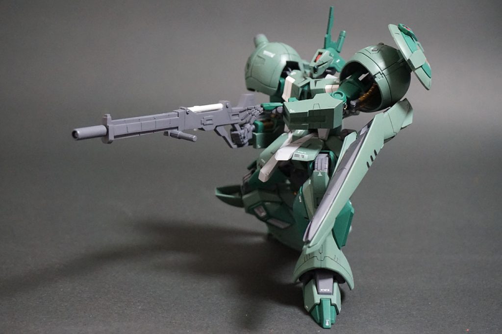 狙撃用大型ビームライフルを構えて