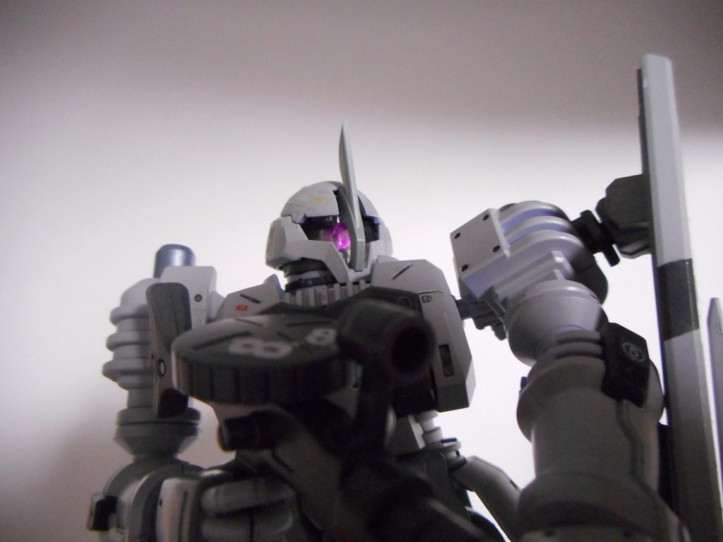 モノアイはクリアパーツで、その下からピンクを塗ってやると凄い綺麗になりました。