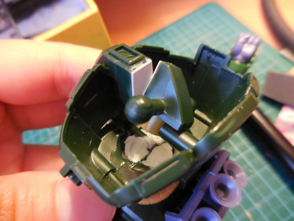 股関節も左右に動くようにしました…がこれはスカートにより制限されてあまり意味がありませんでしたww