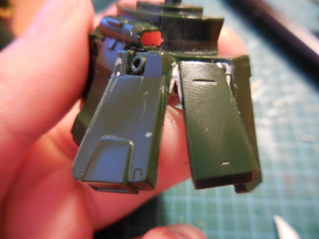 スカートを可動するようにしました