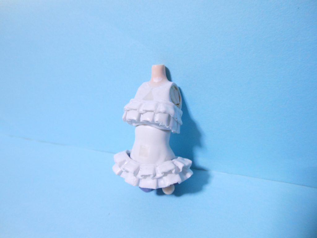 水着のフリルは、紙で作った物に木工用ボンドを塗って表現しました