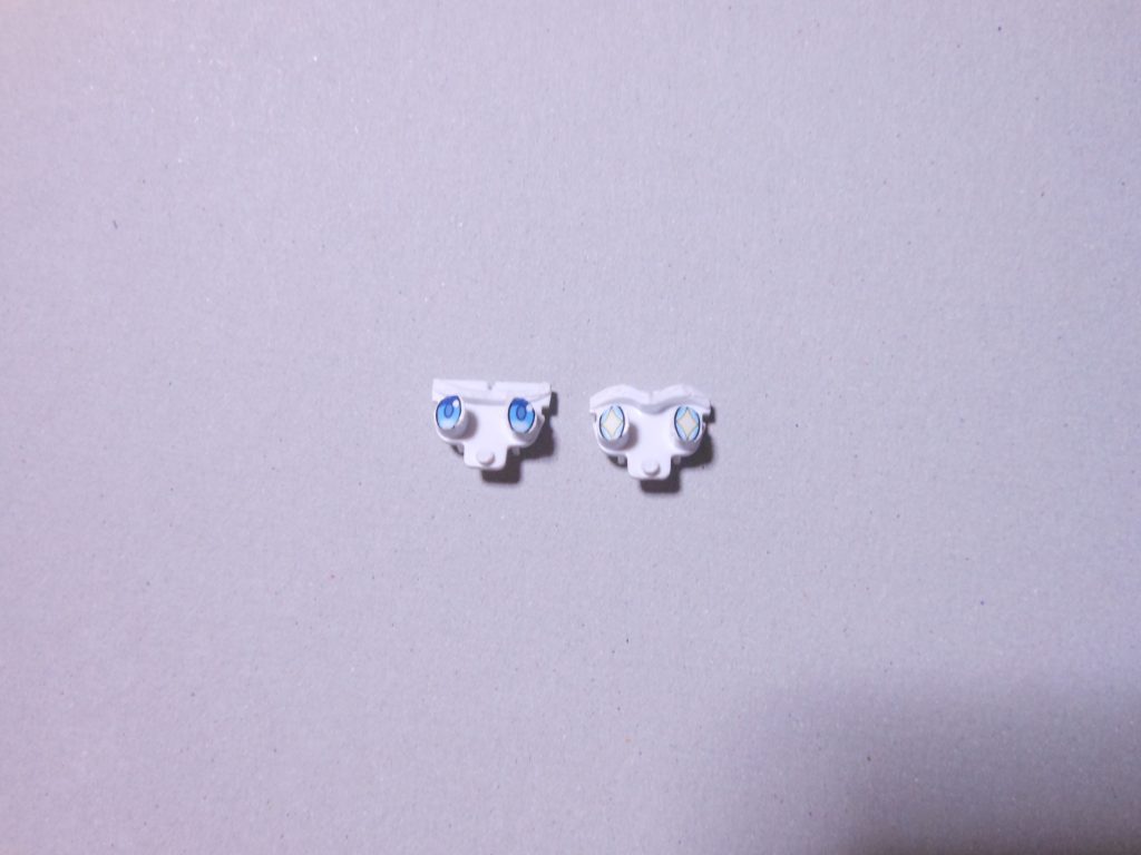 瞳はプリンターで印刷した自作シールです