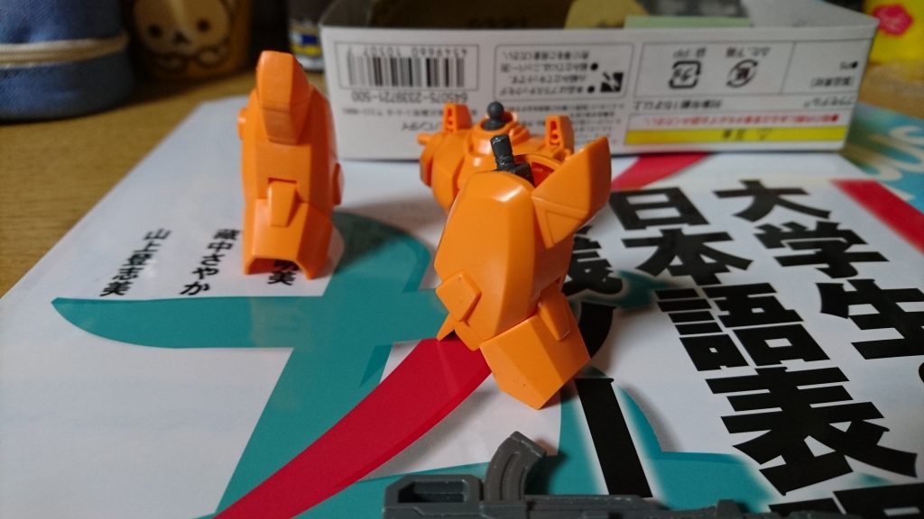 一番目立つ脚の合わせ目消しに挑戦。
後ハメ加工する技術が欲しい…