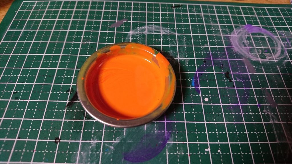 Mr.Colorのオレンジと黄色を混ぜ混ぜ
混ぜた割合は、、目分量です(´･ ･`)
卵黄みたい