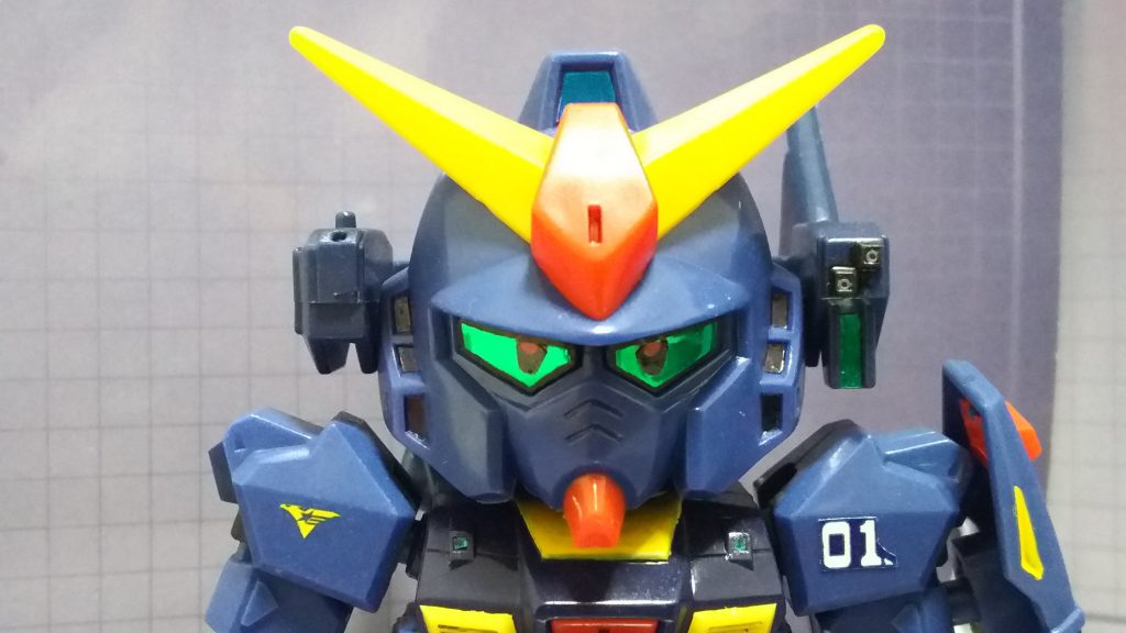 正面アップ
バルカン砲口部にパーツを盛り、
カメラアイをはじめ各種カメラ・センサ類にアルミテープ＋クリアシールを使用しています。
赤目はSD戦国伝の武者烈伝より天翔狩人三兄弟次男 逞鍛に倣ってみたり。