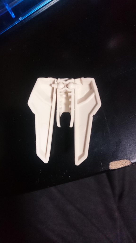 腰部のリアアーマーは真ん中のパーツを切り取り片方ずつ可動できるようにしました