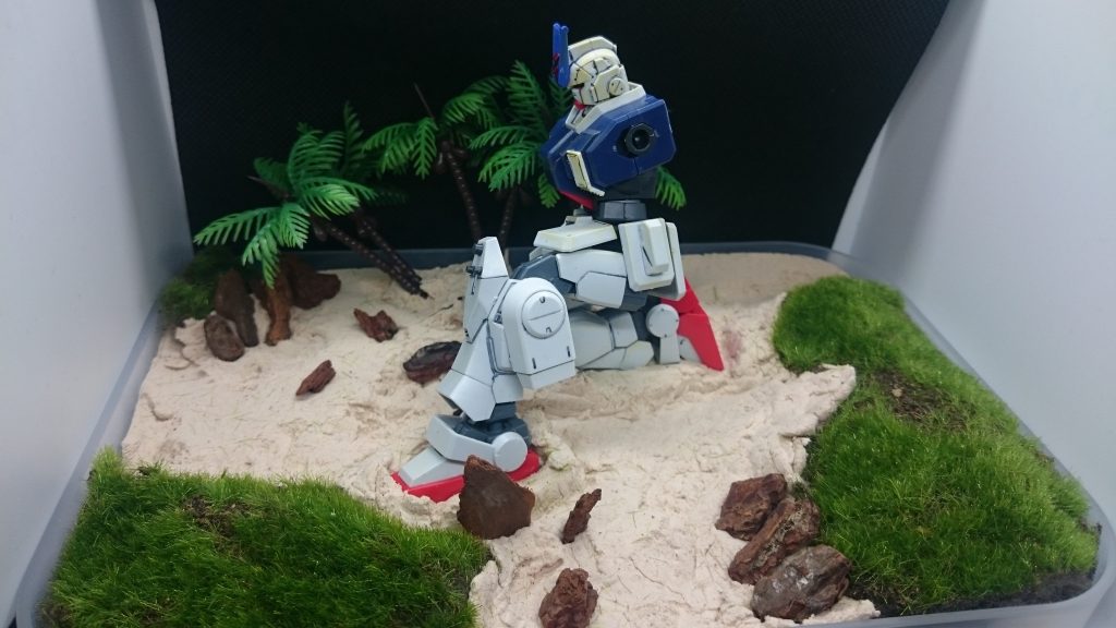 大地は木粉粘土を敷き詰め！
砂浜のようになったので、重み表現
砂浜ぽいのでヤシの木をぶっ刺す
破片は灰色に塗れば岩ぽくなると思った！