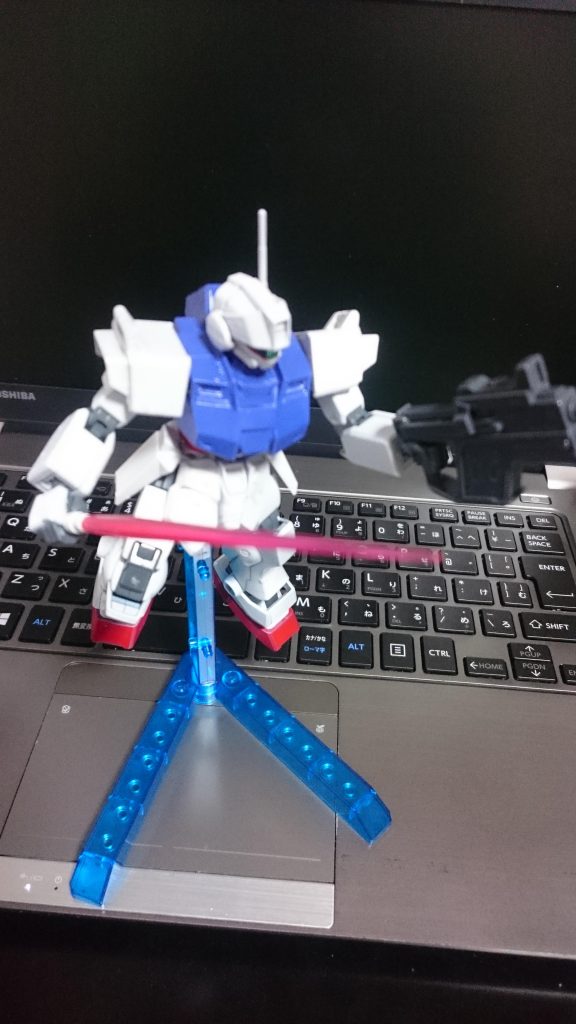 サブマシンガンは普段はリアアーマーに装備してあり、ビームライフルが使用不可になった際の予備の射撃武器としてが主な用途