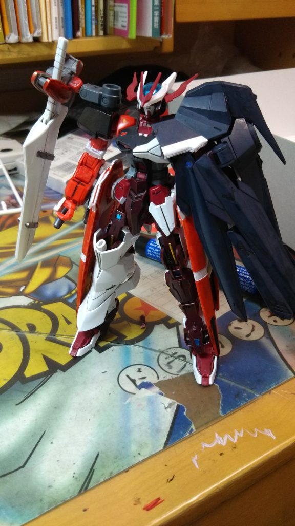 通常形態。
下半身はノーネイムの足を左右逆転させ、レッドフレームのサイドアーマーの上からツヴァイのファングコンテナを接着してます。
上半身はノーネイムの頭はそのまま、胴体にレッドフレーム+ノーネイムの装甲を接着。
ノーネイムライフルは干渉するので胴体にかかる部分をカットしてます。