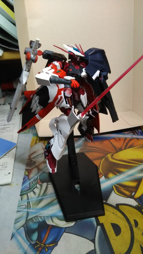 GNハンドガンとGNビームサーベル。
二つとも固定武装。
ハンドガンはバイアランカスタムのメガ粒子砲を加工して接着。ビームサーベル発生機能はなし。ツヴァイを意識してます。
ビームサーベルはレッドフレームのもの。前述のバスターソードは威力は高いが若干取り回しが悪いので、サブウェポンとして搭載。ゼロ距離からの不意打ちや、膝蹴りの要領で使う。