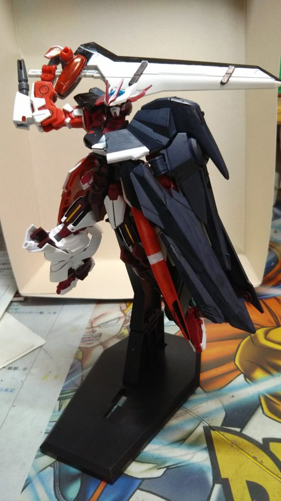 GNバスターソード。
スローネツヴァイのヤツをそのまま使用。
接続方法はアストレイの肩にクアンタの太陽炉パーツを接着し、ランナーを刺して、ソードに着けたポリキャップに刺してます。