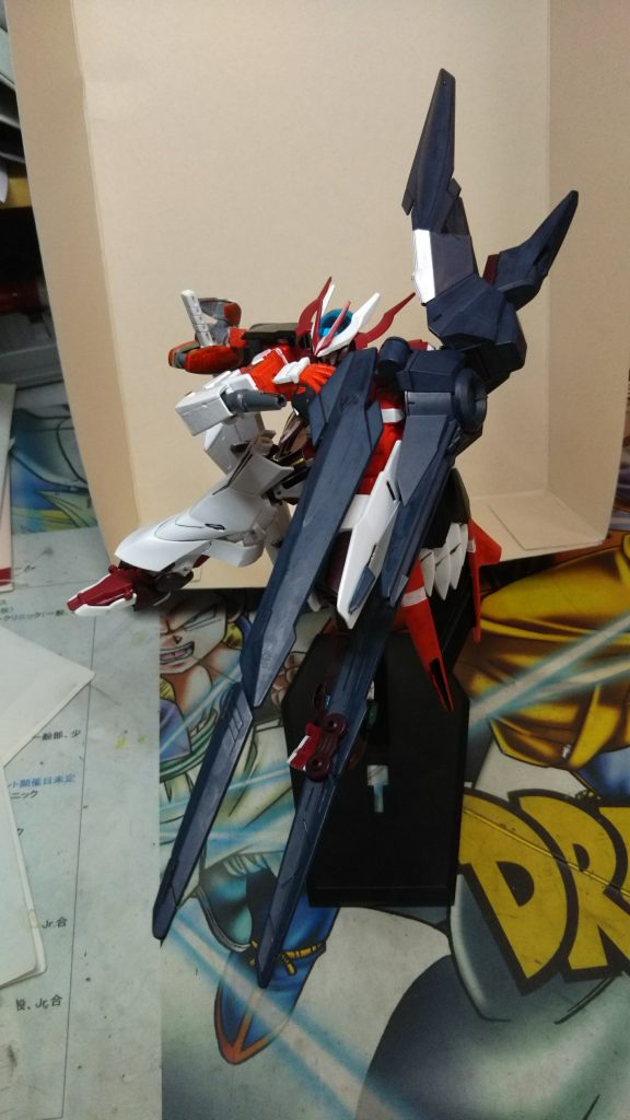 複合兵装GNケルベロス。
まぁBスマートガンですねw
太陽炉と直結しているので、大出力のビームを発射可能。
本兵装のおかげで本機は白兵戦に偏りながらもオールマイティな機体となっている。