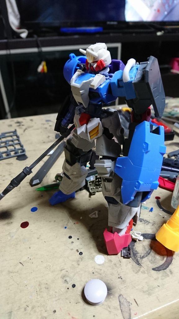 製作で難しかった所は義足のサイズ合わせが上手くいかなくて調製を繰り返して少しぎこちないけど、ちゃんと立つように作れたので一安心ですm(_ _)m
下地に艶消しブラックを塗りましたが
写真をとるのを忘れてしまいました