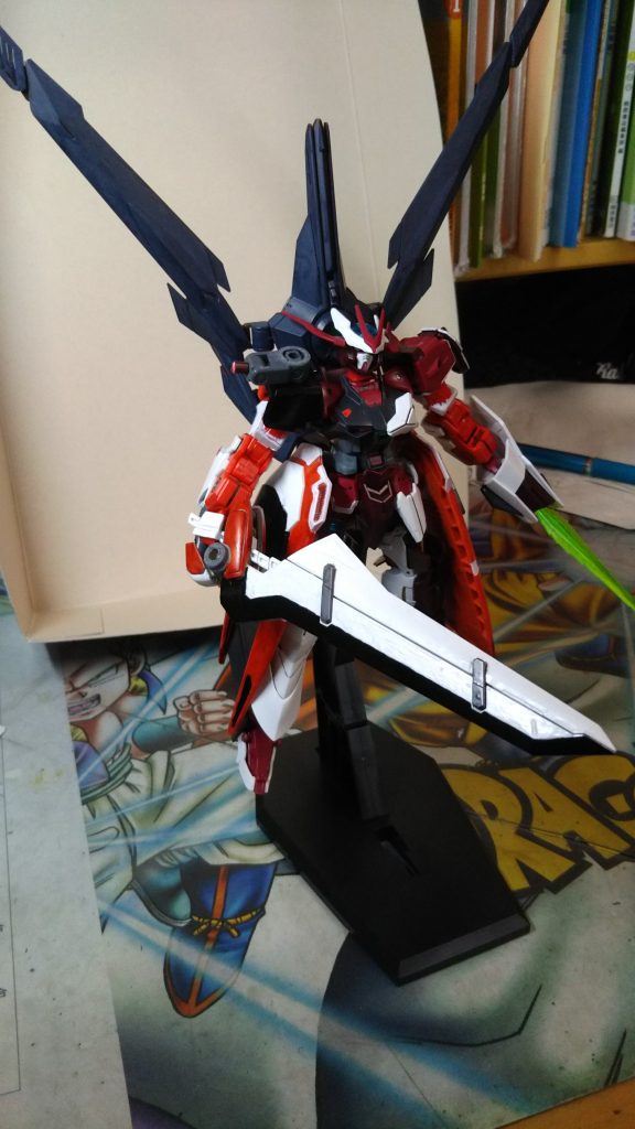 バックパック形態。
二つの太陽炉を直結させるので、出力が通常時より格段にはねあがる。
この状態になるとナイトロが起動可能となるが、アラタはまだ使いこなせていない。
また、ブレイドドラグーン改めシールドファングが使用可能に。