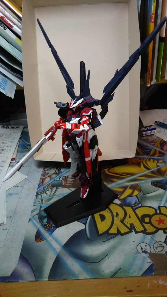 簡単に取り外したりできます。
また、腕の丸いモールドはコンデンサーとして塗装してます。