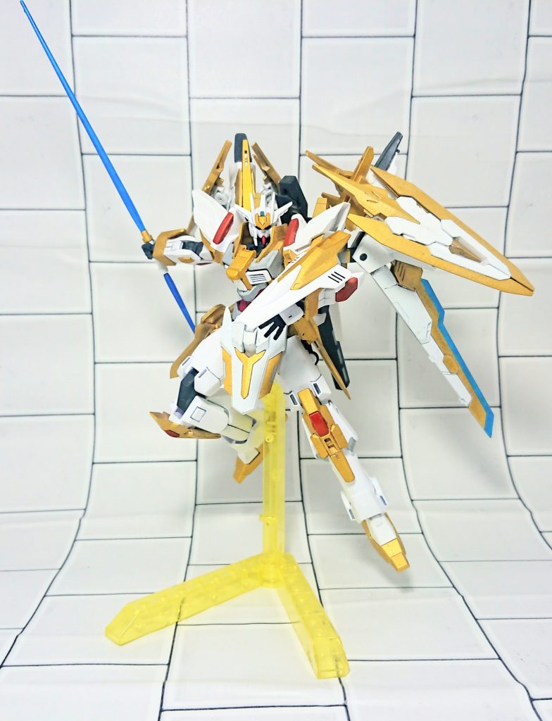 シールドこちらもカテドラルから引き続き装備された一般的なそれと比較して小型のシールド。 粒子貯蔵タンクとしての役割も兼ねており、内部の粒子を放出する事でエネルギー系の攻撃をシールド表面で拡散させることが出来る。
ビームサーベル柄の両端に長短のビーム刃を形成する仕様、カテドラルと違い色は水色に変更されている。