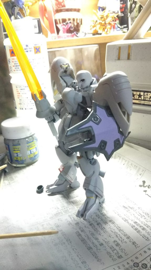 サフを吹いた状態です。ギャンクリーガーの武装を持たせたらとても似合いましたが、1つしかなかったので没になりました(*_*)